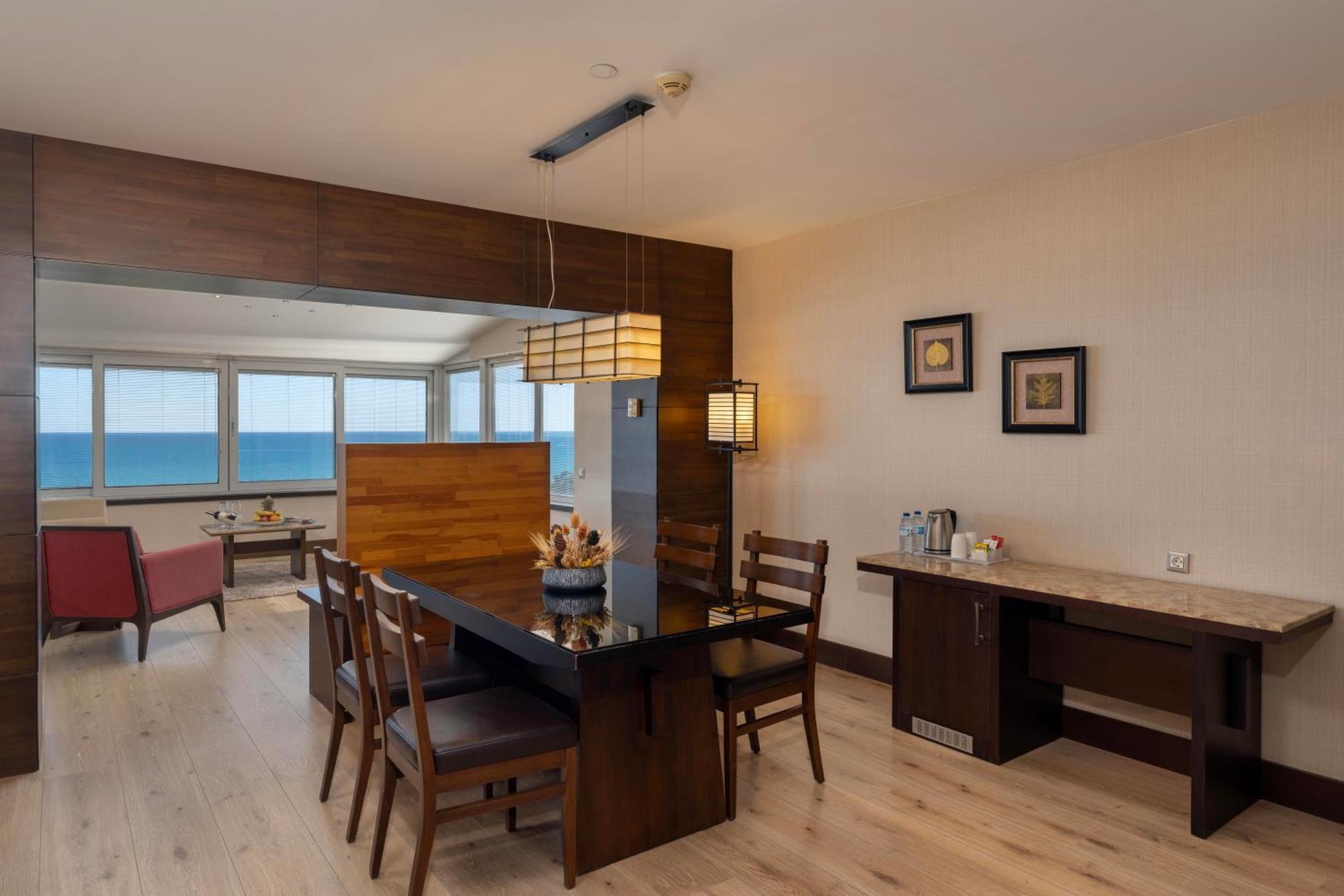 Grand Suite con Vasca Idromassaggio e Terrazza con Vista Mare (3 Adulti + 1 Bambino)